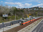 T6A5 7909 und 7910 der Straßenbahn Bratislava waren am 07.04.2022 als Linie 4 von Nové Mesto nach Dúbravka unterwegs. An der Haltestelle Botanická záhrada ist die Strecke als Schnellstraßenbahn ausgeführt und die Haltestelle nur über Überführungen erreichbar.