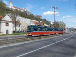 T6A5 7947 und 7948 der Straßenbahn Bratislava waren am 07.04.2022 als Linie 4 von Nové Mesto nach Dúbravka unterwegs. Zwischen den Haltestellen Most SNP und Chatam Sófer hat man einen schönen Blick auf die Burg.