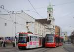 K2S 7119 als Linie 4 nach Dubravka und ForCity 30T 7504 als Gegenzug nach Zlate Piesky begegnen sich am Namstie SNP. (19.11.2022)