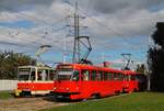 T6A5 7939 + 7940 verlassen als Linie 9 die Endstelle Ruzinov, während das aus den Tw. 7841 + 7842 bestehende T3SUCS - Tandem auf weitere Einsätze wartet. (26.10.2023)