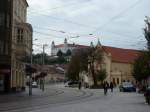 Eine Straenbahnstrecke in Bratislava am 11.10.2011 mit der dahinter liegenden Burg, dem Wahrzeichen der Stadt.