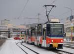 Tw.7947+7948 tragen als erste Triebwagen des dritten Bauloses der Type T6A5 für Bratislava noch die Originallackierung und fahren bei Schneegestöber der Haltestelle Molecova entgegen.(31.12.2014)