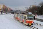 Tw.7904 mit versuchsweise montiertem Einarmstromabnehmer und Tw.7903 zwischen den Haltstellen Nad luckami und Segnerova.(31.12.2014)