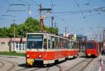 T6A5 7907+7908 begegnen in der Haltestelle zel.st.Vinohrady der Garnitur 7935+7936.(24.04.2015)