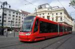 Slowakei / Straßenbahn Bratislava: Škoda 29T ForCity Plus - Wagen 7401 (Einrichtungsfahrzeug) ...aufgenommen im Mai 2015 am historischen Gebäude des Slowakischen Nationaltheaters in