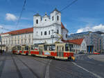 Von Karlsdorf (Karlova Ves) kommend überqueren die T6A5 7939 und 7940 der Straßenbahn Bratislava den Hurbanplatz auf dem Weg nach Rosenheim (Ružinov).