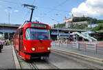 Unterhalb der Burg Bratislava (SK) erreicht Tatra T3, Wagen 7843, die Haltestelle Most SNP.