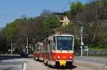 T6A5 7907+7908 als Linie 4 am Nabrezie armadneho generala Ludvika Svobodu kurz vor der Haltestelle Chatam Sofer. (22.04.2023)