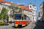 T6A5 7943 + 7944 als Linie 9 nach Karlova Ves in der Kapucinska ul. (22.04.2023)