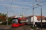 Tw.7433 als Linie 9 nach Karlova Ves in der Zamocka ulica kurz vor der Einfahrt in den Burgbergtunnel. (06.04.2024)