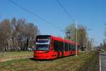 Bratislava: Tw.7535 auf der Fahrt nach Petrzalka - Juzne Mesto kurz hinter der Haltestelle Gessayova. (19.05.2026)