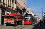 Bratislava:  ForCity 29T  7445 der Linie 9 f�hrt in der Obchodna ul. an einem Feuerwehrwagen der Marke Tatra 815 vorbei. (19.04.2026)