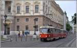 Zwei Tatra Trams vor dem slowakischen Nationaltheater in Bratislava.