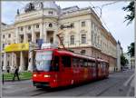 Ein Tatra Gelenktram vor dem slowakischen Nationaltheater in Bratislava.