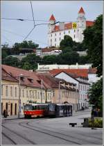 In der Kapucínska Strasse unterhalb der Hrad/Burg Bratislavský begegnen sich Trams der Linie 9 nach Karlova Ves (7118) und 7761/7762 der Linie 5 nach Raca.