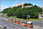 Zwei Tatra Trams unterhalb der Burg auf der Rázusovo Nábrezie in Bratislava.