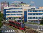 Moderne Skoda-Tram vom Typ 30T (Nummer 7505) in Bratislava.