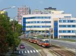 Tatra T3 in Bratislava. Diese Baureihe verkehrt zu meiner Freude weitgehend unmodernisiert (allerdings mit aktuellen Entwertern und Zugzielanzeigern) und sogar in den alten, früher in vielen osteuropäischen Städten verwendeten rot-weißen Farben. 22.8.2015, Jurigovo námestie