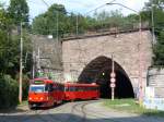 In der aktuellen ÖPNV-Farben von Bratislava - rot - präsentiert sich die Tatra T3 Nr. 7783 am 22.8.2015 am Ende des Burgtunnels.