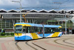 Die farbenprächtige Strassenbahn wartet beim Bahnhof in Kosice auf die Abfahrtszeit. Kosice, 13.6.2023