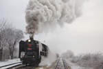 An einem eiskalten Februar Morgen fährt die 556 036 gerade aus Čachtice.