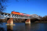 Die retro-Lackierte 263 005 mit einem Wendezug auf dem Weg von Komárno nach Nové Zámky überquert der Brücke über den Fluss Váh (Waag).