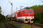 Die neulackierte 263 007-er Princezna ist mit einem Personenzug bei der Einfahrt in Bf.