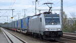 LOKORAIL, a.s., Bratislava [SK] mit  186 373-7  [NVR-Nummer: 91 80 6186 373-7 D-AKIEM] und KLV-Zug am 27.04.22 Durchfahrt Bf.