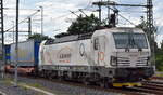 LOKORAIL, a.s., Bratislava [SK] mit der  383 211-0  [NVR-Nummer: 91 56 6383 211-0 SK-SPAP] und einem KLV-Zug am 04.08.23 Höhe Bahnhof Leipzig Thekla.