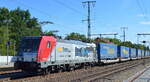 LOKORAIL, a.s., Bratislava [SK]  mit  186 373-7  [NVR-Nummer: 91 80 6186 373-7 D-AKIEM] und einem KLV-Zug am 10.08.22 Durchfahrt Bahnhof Golm.