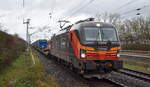 LOKORAIL, a.s., Bratislava [SK] mit der neuen  383 221-9  [NVR-Nummer: 91 56 6383 221-9 SK-RAILL] und KLV-Zug aus Rostock Seehafen kommend am 12.01.23 Durchfahrt Bahnhof Berlin Hohenschönhausen.