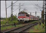 Ohne Nummer an der Stirnfront verlässt hier eine ZSR Laminatka mit ihrem Personenzug den Bahnhof Tvrdosovce am 12.5.2019 in Richtung Nove Zamky.