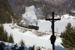 Bei Dobšinská+Maša fährt die 556 053 mit ihrem Kesselwagenzug über den Bahndamm - links und rechts davon der zugefrorene Stausee Palcmanská Maša. (09.02.2020)