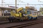 ZSR 99 54 9484 210-6 (MVTV 02-10) fährt am 15.Oktober 2020 mit dem ZSR 83 56 4622 562-2 Smmp    aus dem Bahnhof Bratislava Petrzalka.