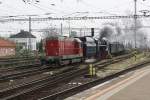 SK-JUSO 720 594-1 (angeschrieben als CSD T435 0594) und 498 104 fahren am 12.April 2014 in Bratislava hl.st.ein.