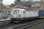 Es findet, wenn überhaupt, alles nur auf der Dresden-Hauptbahnhof-Westseite statt, Zugkreuzungen en Masse sind vorprogrammiert: Trailerzug mit 193 136 von DRAILL im Februar 2026