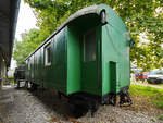 Dieser ehemalige Arbeitswagen war Ende August 2019 im Eisenbahnmuseum Ljubljana abseits der Gleise abgestellt.