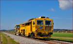 S Bahnbaumaschine fhrt nahe Podvinci zu eine der Baustellen auf di Strecke Pragersko-Hodo fr Wochenende Einsatz.