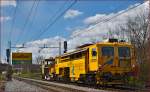 NR-13 Bahnbaumaschine fährt durch Maribor-Tabor Richtung Studenci Bahnhof. /7.4.2015