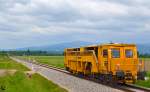 Bahnbaumaschine fhrt durch Gaj Richtung Osten. /24.5.2013