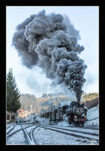 SZ 25-026 fährt mit einem Weihnachtszug von Maribor nach Dravograd, hier zu sehen bei der Ausfahrt im Bahnhof Vuzenica. 
19.12.2017