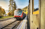 814 109 kreuzt im Bahnhof Bled Jezero, als LP 4292 (Nova Gorica - Jesenice), den von 33 037 gezogenen Dampfsonderzug von Jesenice nach Nova Gorica.