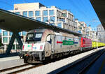 Lok 541-104 durchf�hrt mit Doppeltraktion den Bahnhof Ljubljana mit einem G�terzug in der Abendsonne.