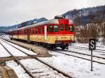 Der slowenische Triebwagen 813 041 hat am Nachmittag des 05.01.2015.