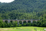 die zweigleisige Strecke von Ljubljana nach Rijeka fhrt ber das Hirschgrabenviadukt bei Borovnica, Juni 2016