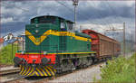 SŽ 643-013 zieht zwei Güterwagons durch Maribor-Tabor Richtung Tezno VBF.