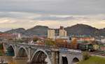 S 643-014 zieht zwei Gterwagons ber die Draubrcke in Maribor Richtung Tezno Verschiebebahnhof.