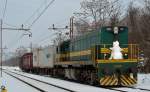 S 644-025 mit einem zustzlichen Lokfhrer vorne, zieht Gterzug durch Maribor-Tabor Richtung Verschiebebahnhof Tezno. /15.2.2013 