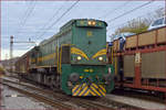 SŽ 664-116 zieht zwei Wagons durch Maribor-Tabor Richtung Tezno VBF. /5.11.2020
