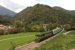 Nachdem die 664-108 mit dem AVT859 am 5.10.2026 das enge Bača Tal verlassen hat und das m�chtige Viadukt  Bača pri Modreju  �berquert hat, wird sie gleich den Zielbahnhof Most na Soči erreichen.
Der Autozug oder  Avtovlak  verkehrt t�glich zwischen Bohinjska Bistrica und Most na Soči mit 4 Zugpaaren, im Sommer mit einem zus�tzlichen.